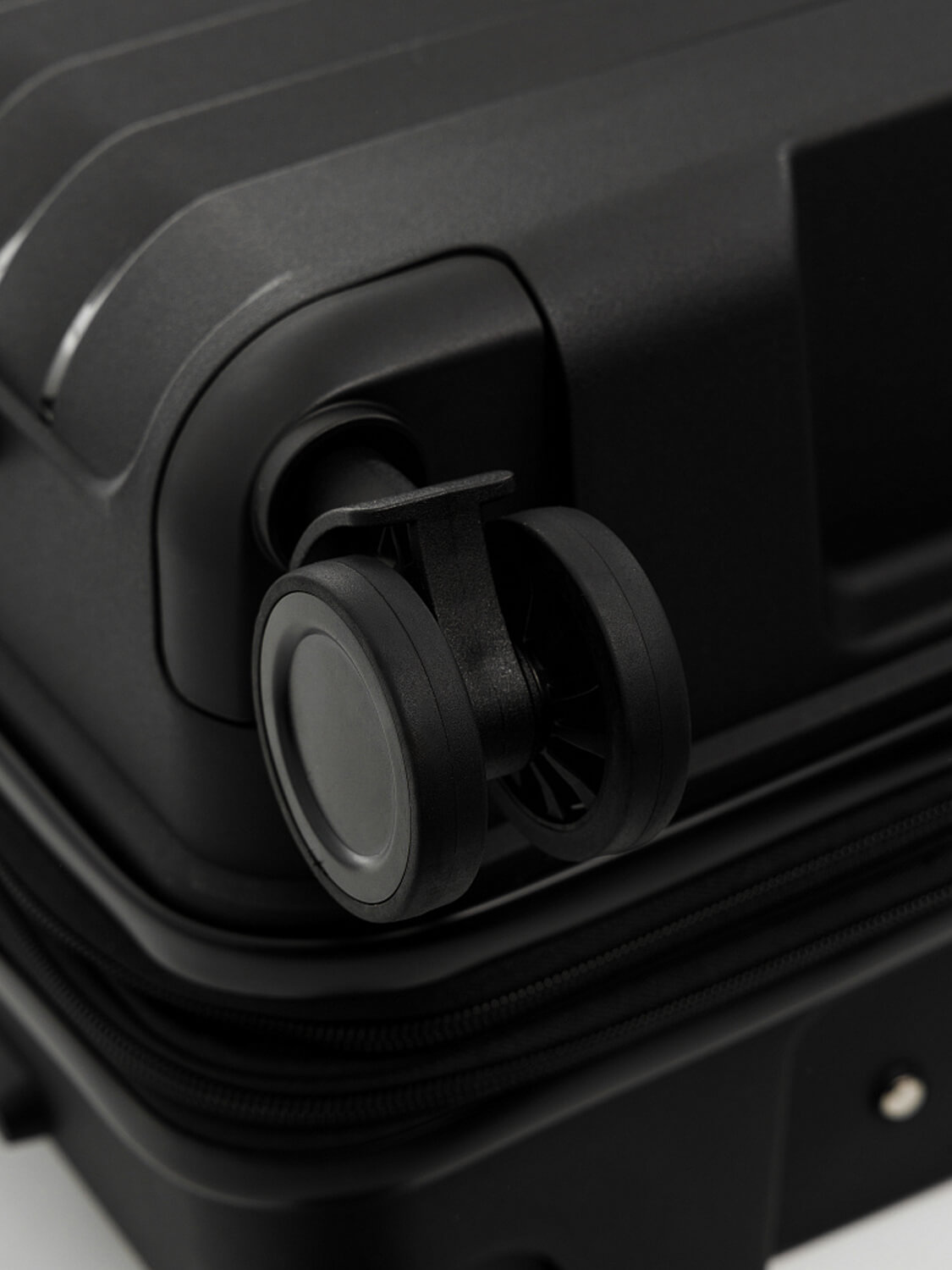 Чемодан на колесах Conwood CD-PPT033-TM Verto Spinner M 66 см Expandable